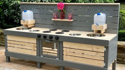 Kinder Matschküche Cordula wetterfeste Konstruktion aus Holz für den Kindergarten und draußen, jetzt kaufen