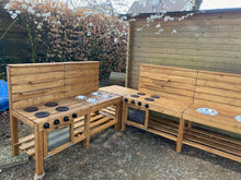 Lade das Bild in den Galerie-Viewer, Kindergarten-Matschküche Hirte mit robusten Holzelementen und Wasseranschluss
