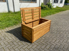 Lade das Bild in den Galerie-Viewer, Sandspielzeug aufbewahren in Kiste vor Matschküche im Garten outdoor
