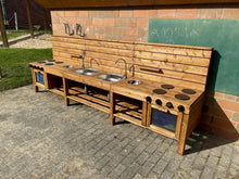 Lade das Bild in den Galerie-Viewer, Matschküche aus Holz für Kinder im Garten
