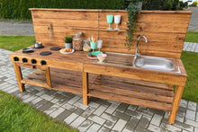 Lade das Bild in den Galerie-Viewer, Kindergarten Matschküche Luca aus Holz robust und wetterfest mit Spüle Wasserhahn und Herd
