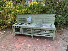 Lade das Bild in den Galerie-Viewer, Matschküche aus Holz für Kinder im Garten
