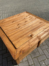 Lade das Bild in den Galerie-Viewer, Sandkasten aus Holz mit Abdeckung seitlich, mit abgerundeten Kanten im Garten
