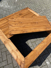 Lade das Bild in den Galerie-Viewer, Sandkasten groß aus Holz mit Sitzbank verschlossen
