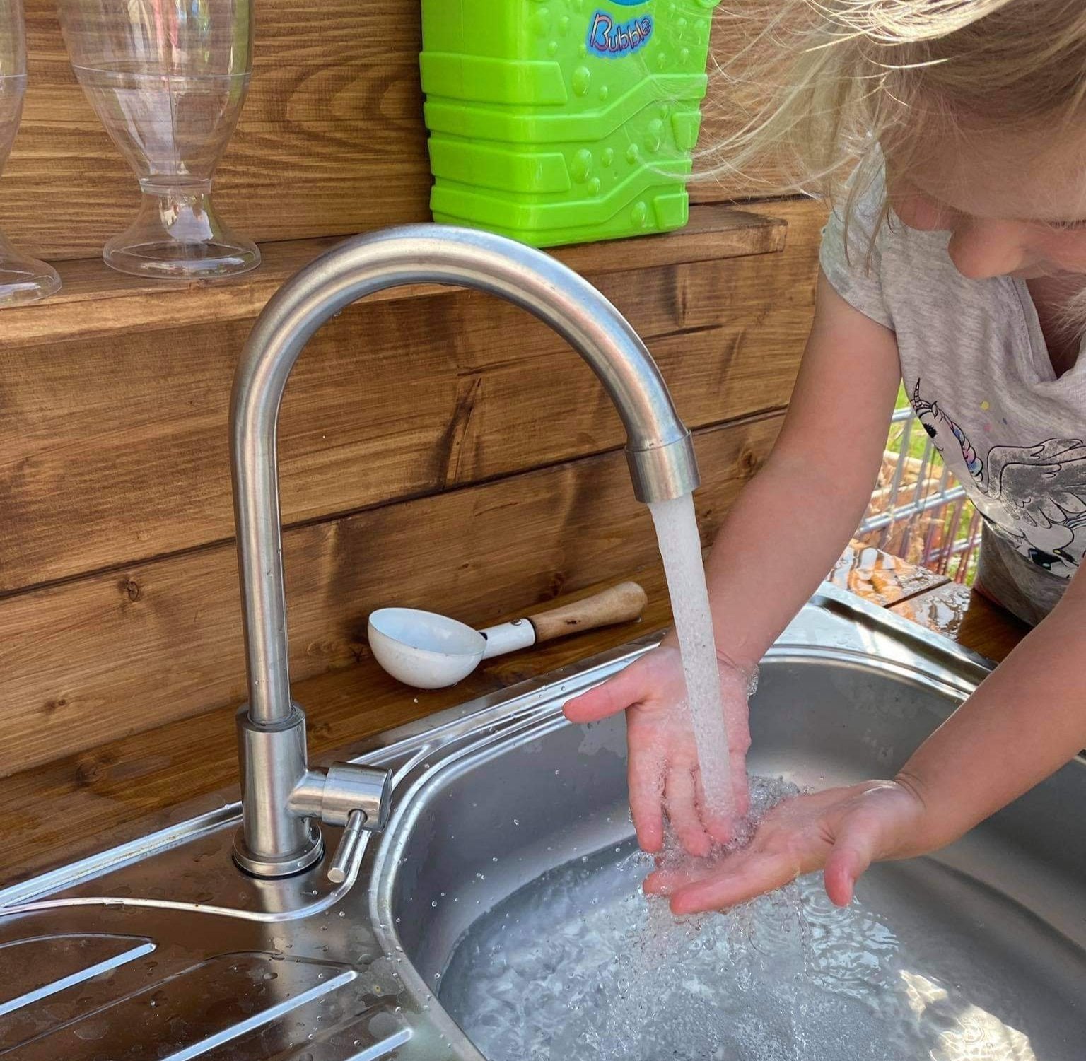 Kreative Spielküche für draußen – Matschküche aus Holz spielendes kind
