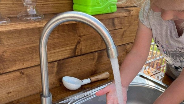 Kreative Spielküche für draußen – Matschküche aus Holz spielendes kind
