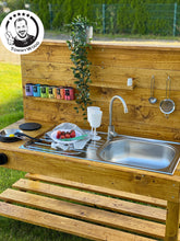 Lade das Bild in den Galerie-Viewer, Matschküche Sarah Seitenansicht - wetterfeste Outdoor-Kinderküche aus Holz
