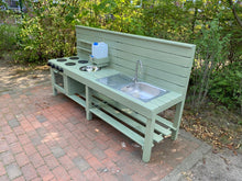 Lade das Bild in den Galerie-Viewer, Nachhaltige Spielküche für draußen mit Wasseranschluss
