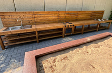 Lade das Bild in den Galerie-Viewer, Frontansicht der Matschküche mit geöffneten Schranktüren
