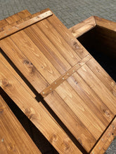 Lade das Bild in den Galerie-Viewer, Quadratischer Holz-Sandkasten mit Sitzrand und Abdeckplane
