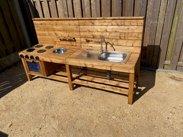 Große Matschküche Maxi aus wetterfestem Holz für intensives Outdoor-Spiel