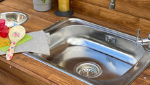 Lade das Bild in den Galerie-Viewer, Matschküche mit echtem Wasserhahn und SPüle und edelstahlschüseln im Kindergarten
