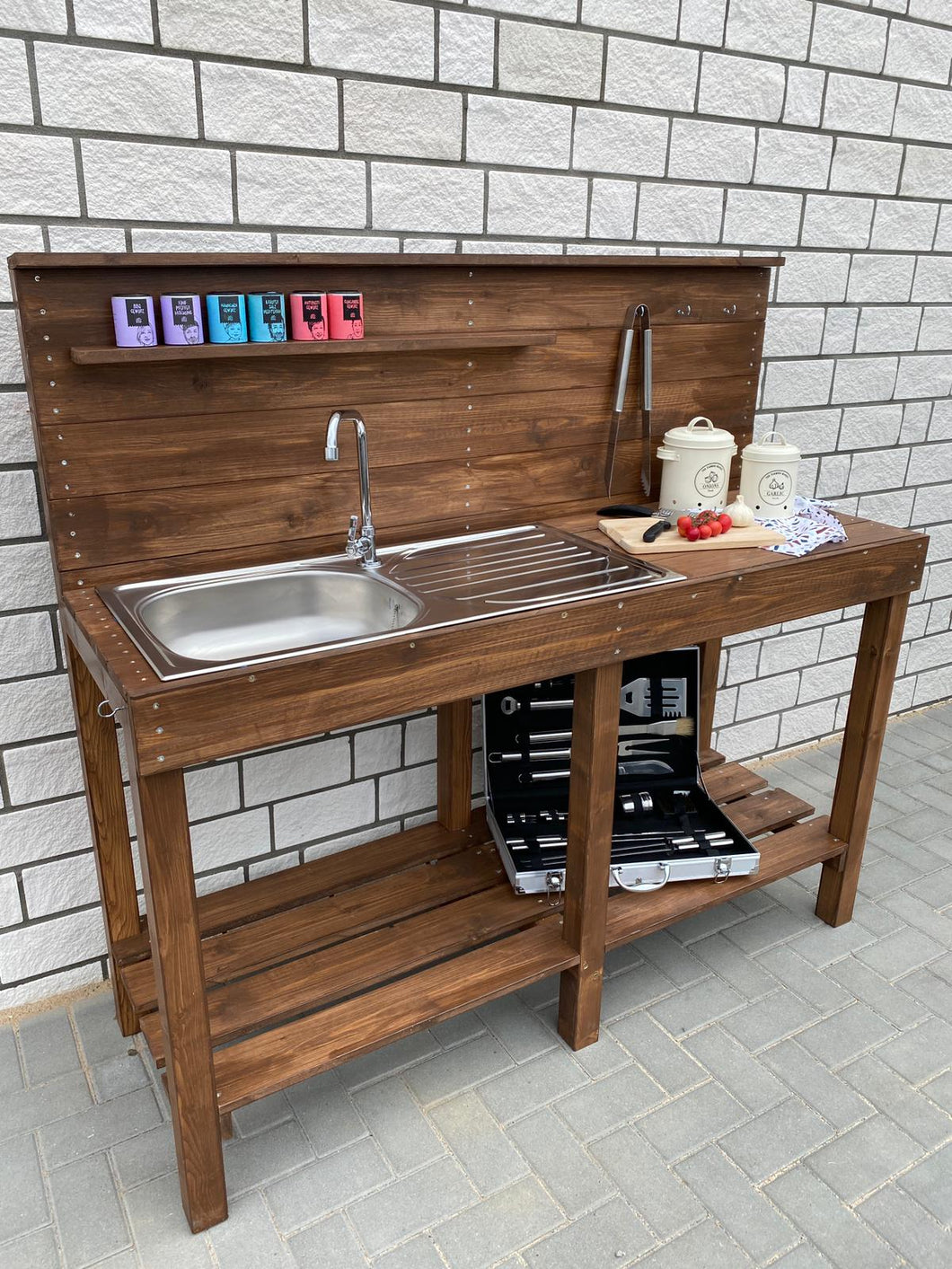 Outdoor Grillküche aus Holz mit Wasserhahn und Spüle, 150x60cm