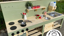 Lade das Bild in den Galerie-Viewer, Handgefertigte Matschküche Trochtelfingen - wetterfeste Holzkonstruktion
