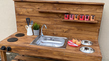 Lade das Bild in den Galerie-Viewer, Matschküche Kindergarten von vorne, mit Wasserhahn Schüsseln und Hed
