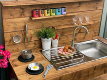 Lade das Bild in den Galerie-Viewer, Matschküche für Kinder aus Holz im Garten – kreatives Outdoor-Spielzeug für Sand und Wasser
