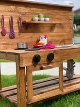 Lade das Bild in den Galerie-Viewer, Detail der Matschküche Tilda - hochwertige Holzverarbeitung für Kinder
