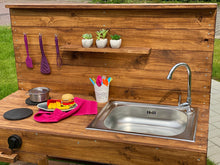 Lade das Bild in den Galerie-Viewer, Matschküche Tilda Seitenansicht - robuste Holzkonstruktion für Outdoor-Spiel
