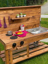 Lade das Bild in den Galerie-Viewer, Outdoor-Matschküche Tilda - wetterfeste Kinderküche aus stabilem Holz
