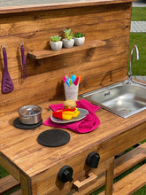 Lade das Bild in den Galerie-Viewer, Outdoor-Spielküche Tilda mit Wasserbecken und Arbeitsfläche aus wetterfestem Holz
